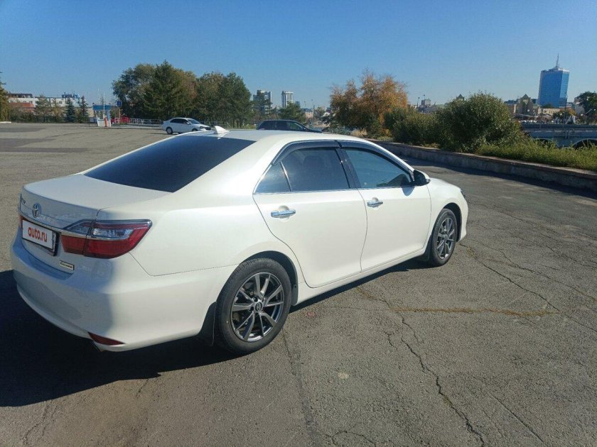 Белая тойота камри