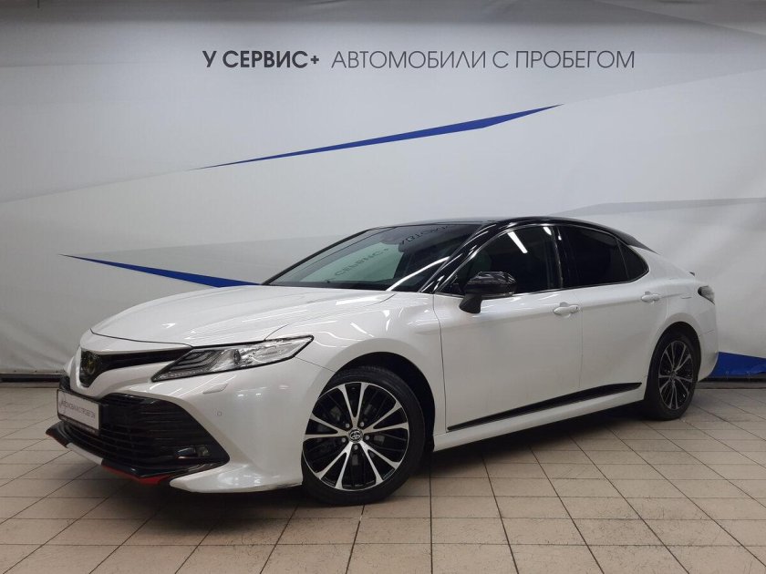 Тойота Камри 2020 года белая