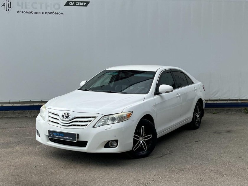 Белая тойота камри