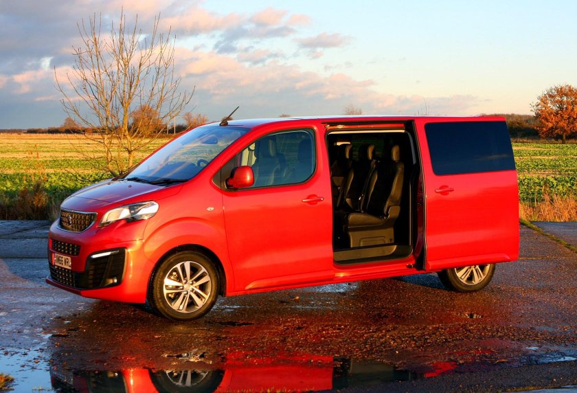 Peugeot traveller красный