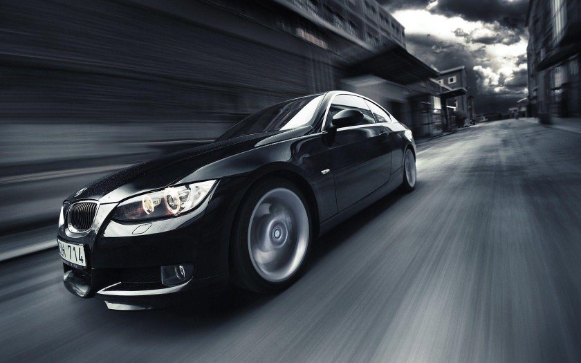 Автомобиль на черном фоне