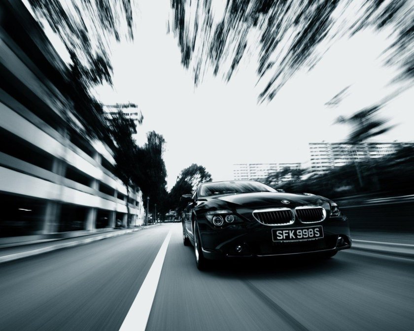 Автомобиль в движении