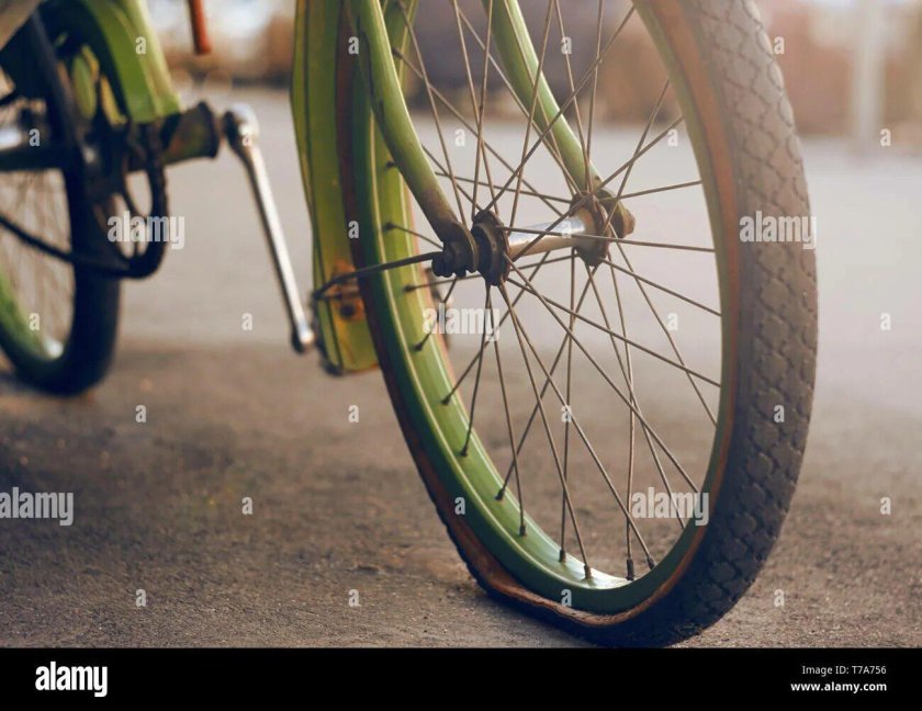 Спущенное колесо велосипеда