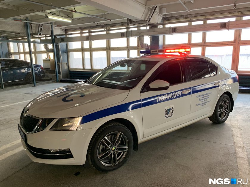 Полицейский автомобиль