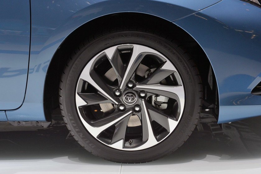 Тойота аурис на дисках