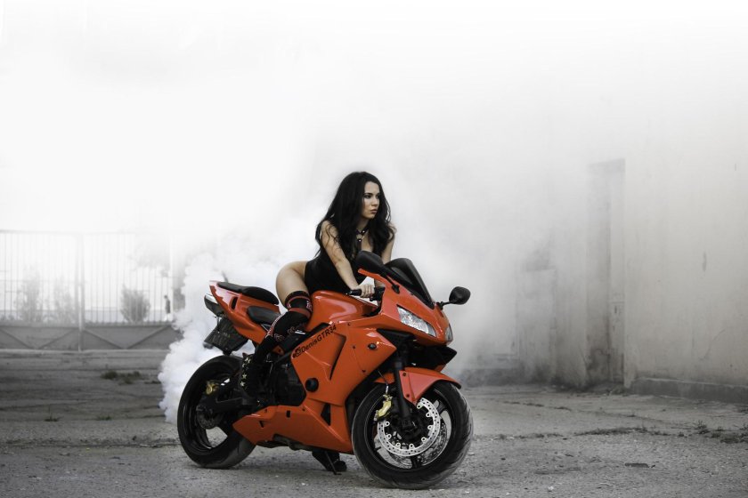 Девушка на мотоцикле