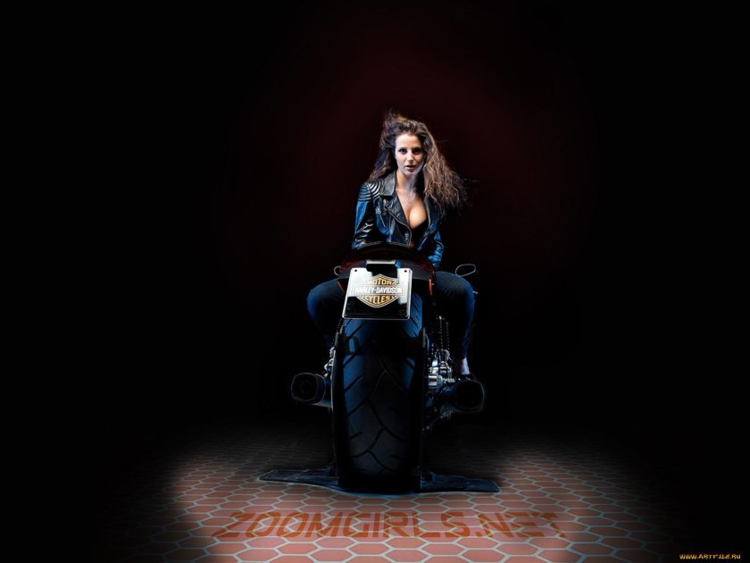 Девушка на мотоцикле на черном фоне