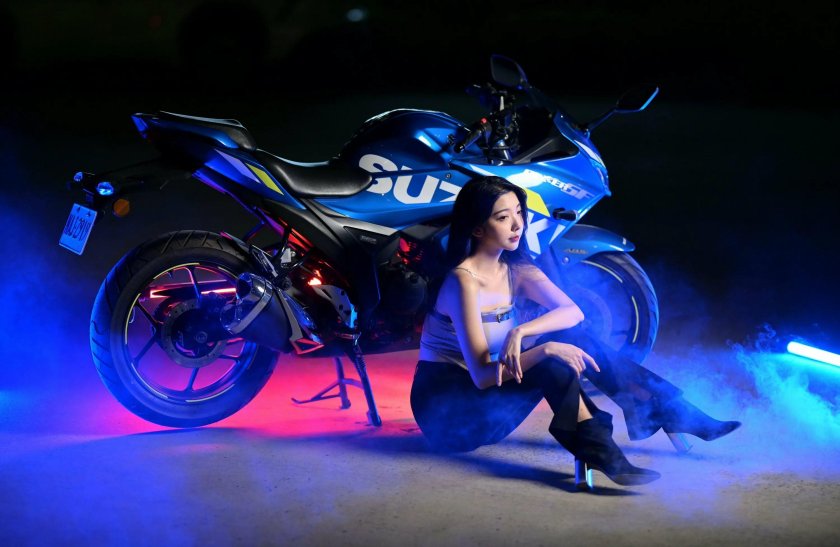 Мотоцикл и девушка