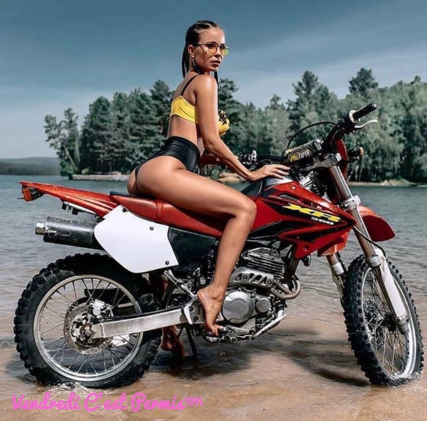 Девушка на мотоцикле