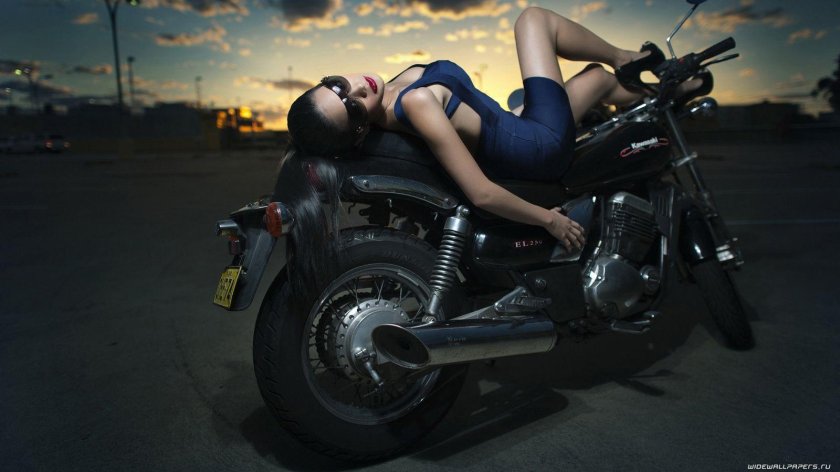 Девушка на мотоцикле