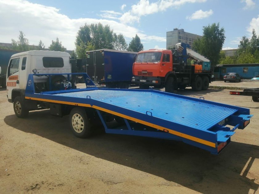 Эвакуатор с ломаной платформой