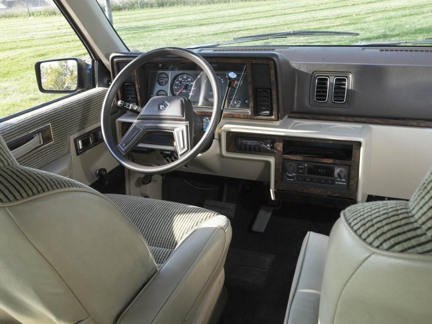 Plymouth Voyager 1984