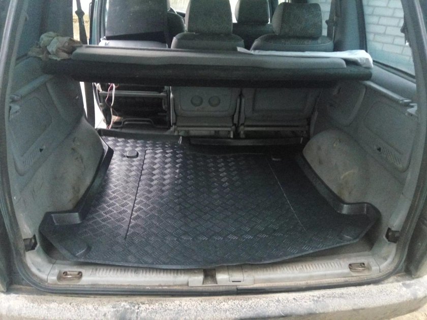 Коврик в багажник автомобиля
