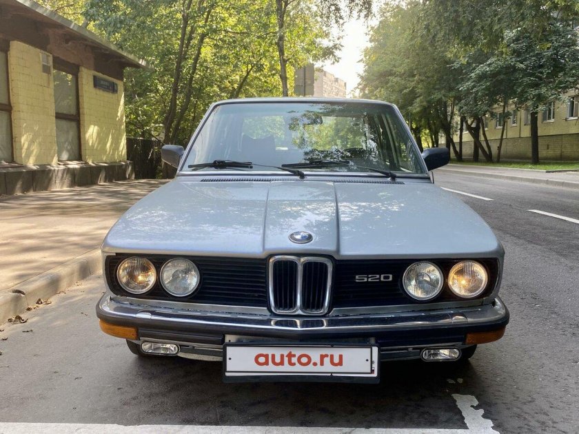 Серебристая бмв