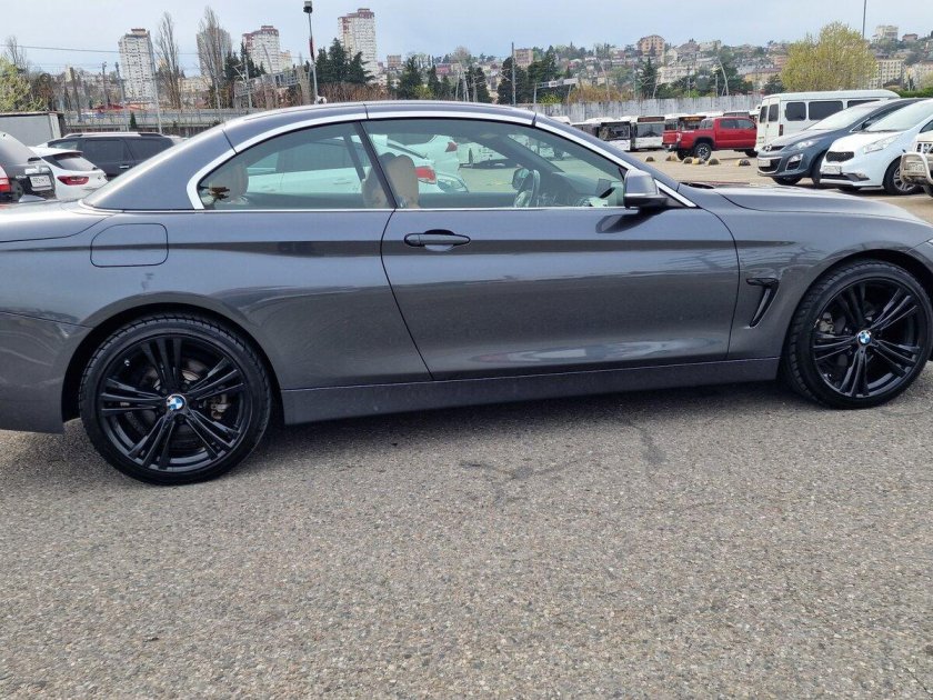 БМВ серого цвета 2019