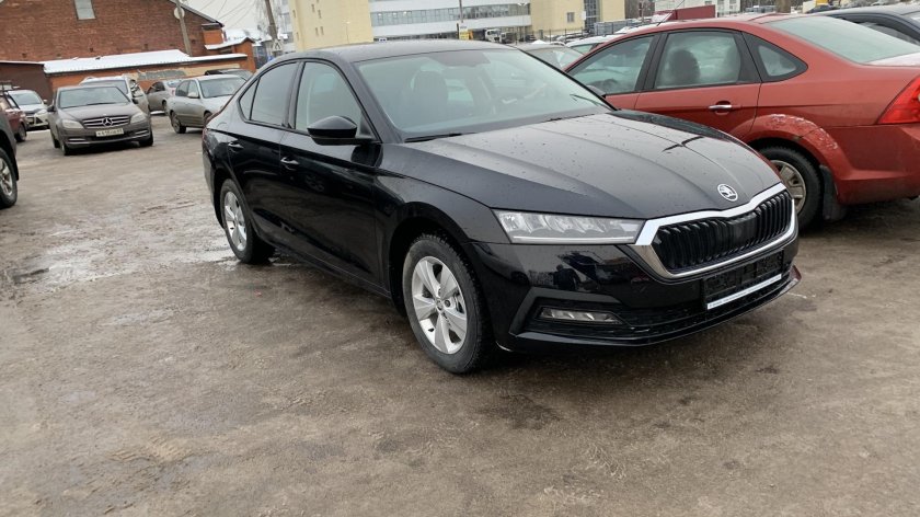 Фото чёрной Октавии а8