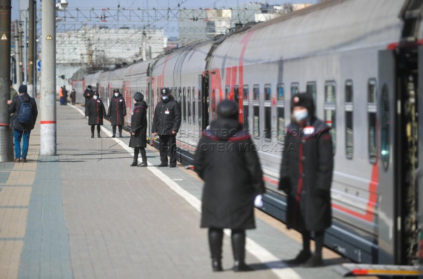 Пассажиры на вокзале