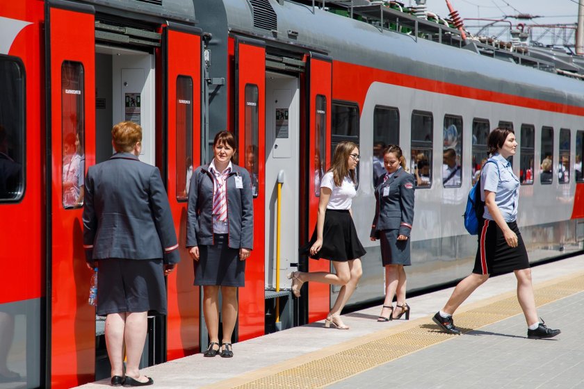 Пассажиры на вокзале