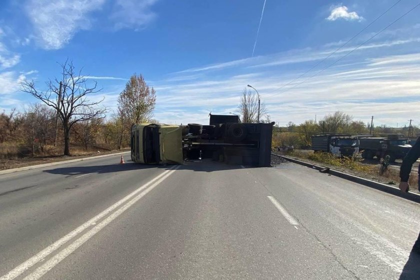 Грузовик перевернулся