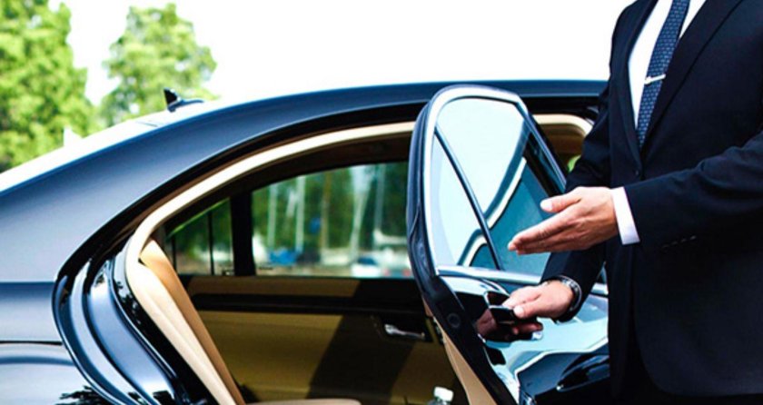 Водитель открывает дверь