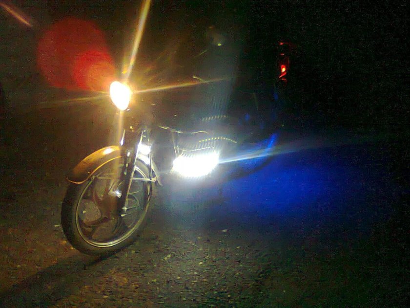 Мопед Альфа ночью