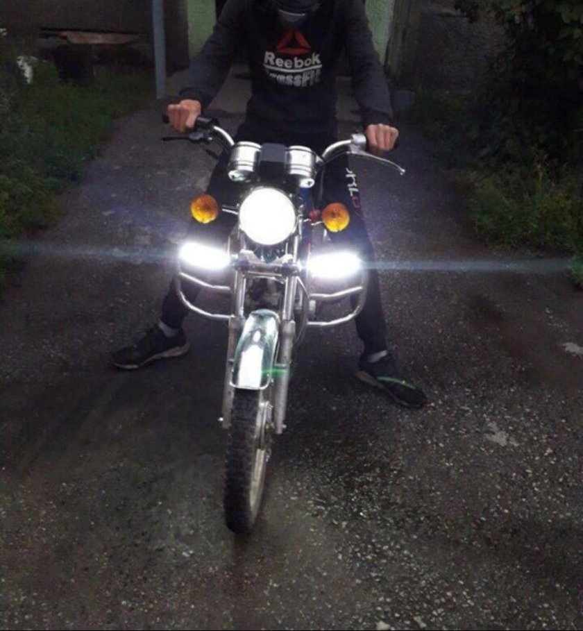 Мопед Альфа 110 ночью
