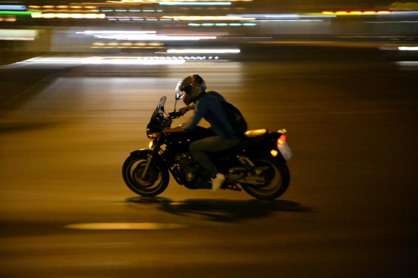 Мотоцикл едет