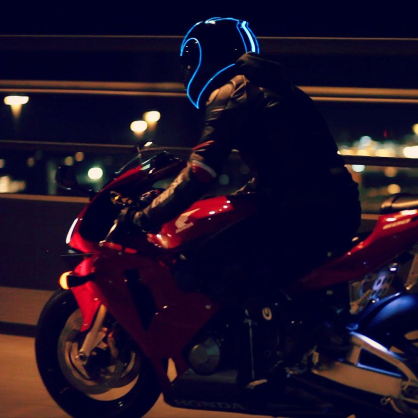 Мотоциклист в шлеме ночью