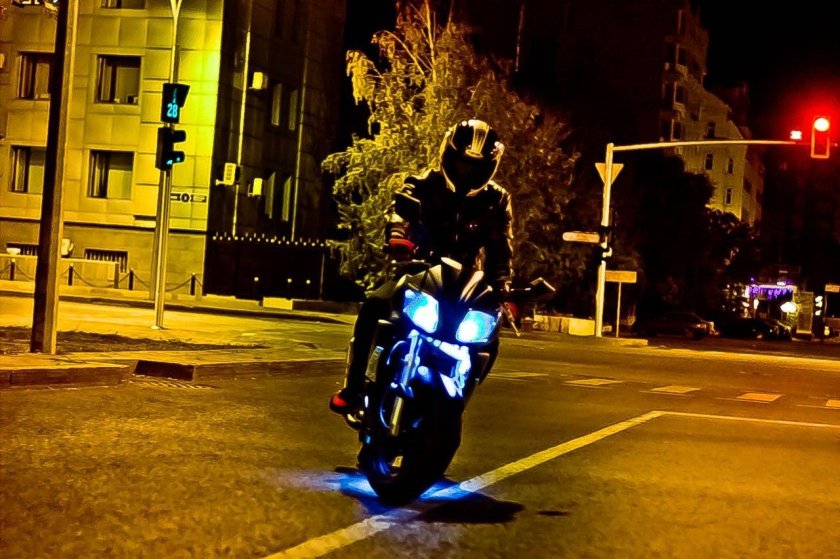 Парень на мотоцикле ночью