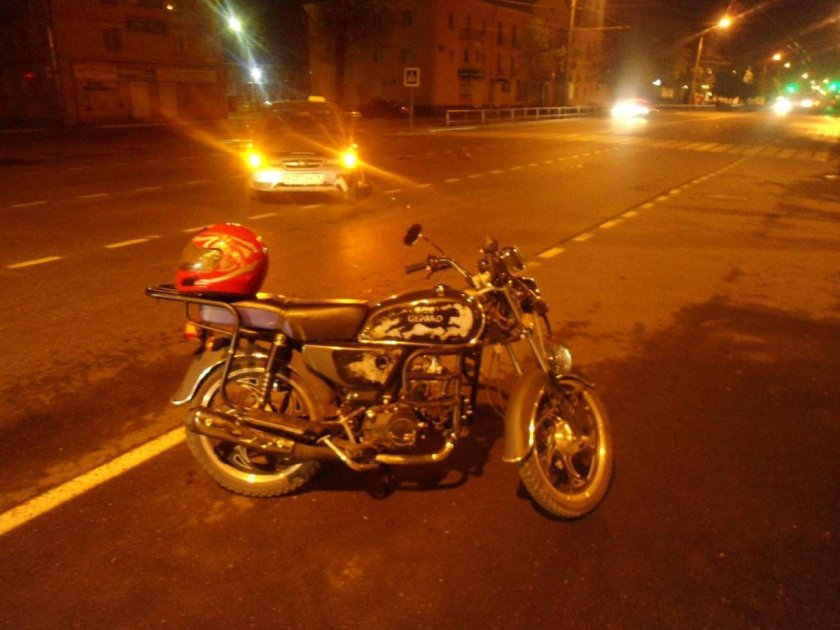 Мопед Альфа ночью