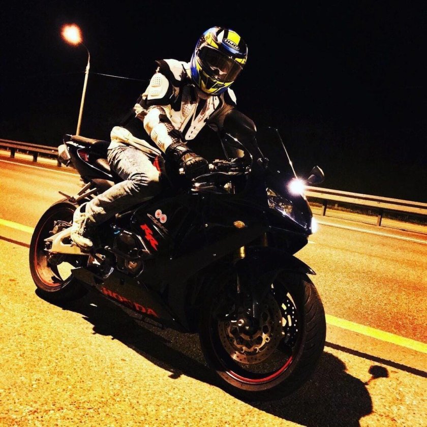 Парень на мотоцикле ночью