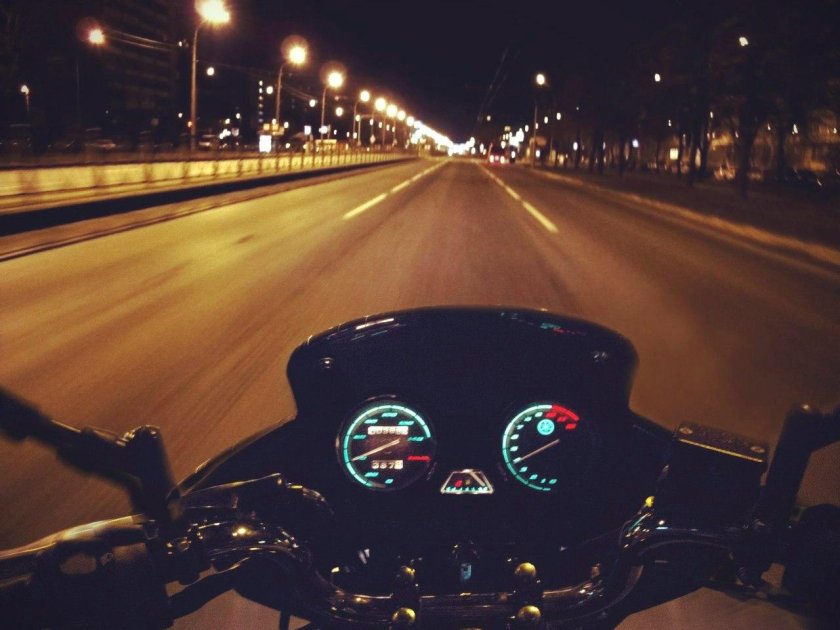 Мотоцикл ночью