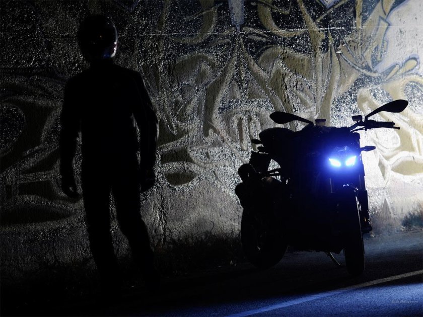Мотоцикл ночью