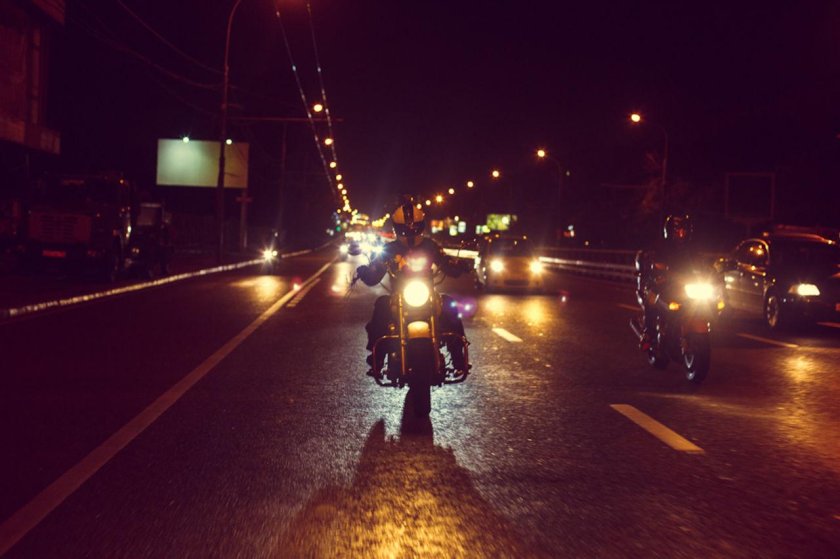 Ночная дорога байкера