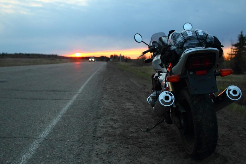 Мотоцикл на дороге