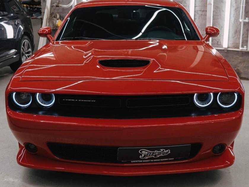 Красный додж челленджер
