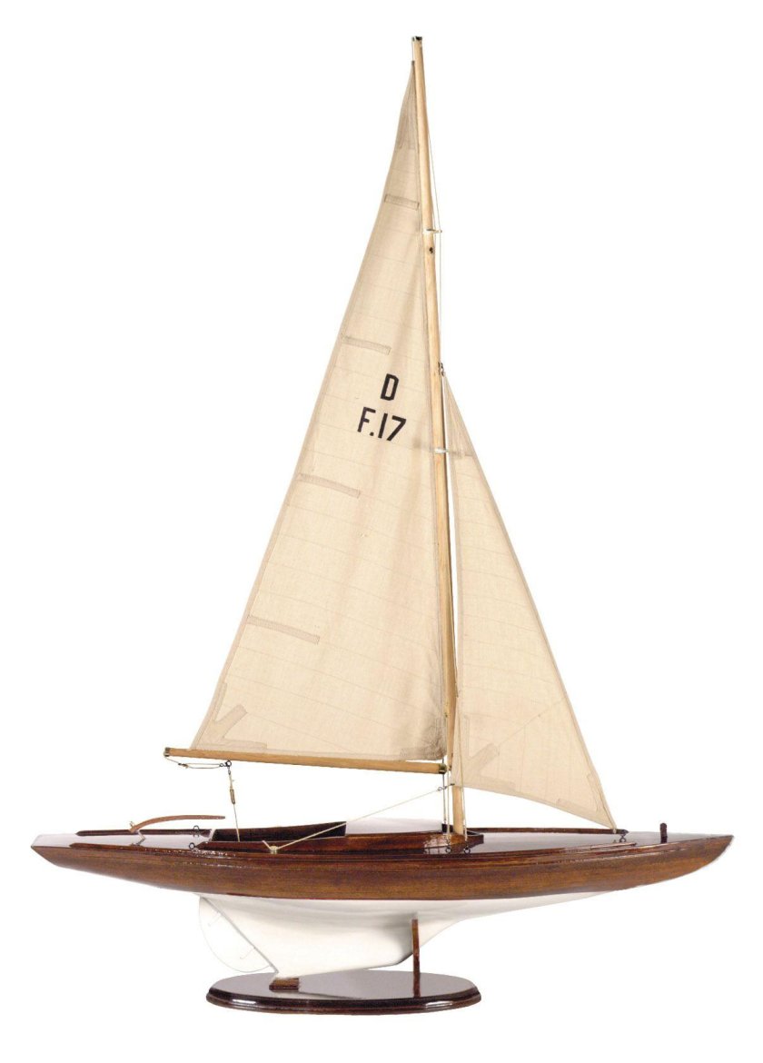 Модель парусной яхты класса IOM