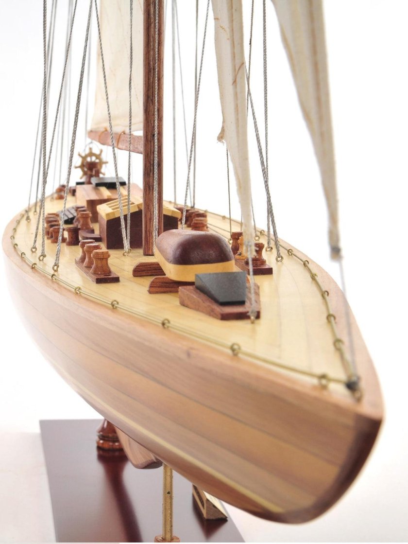 Модель яхты Endeavour