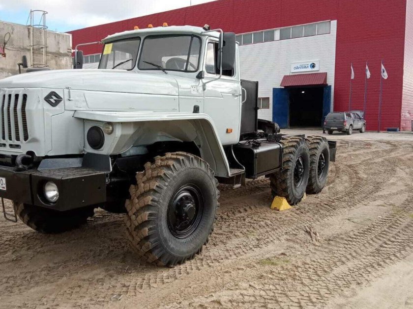 Седельный тягач урал