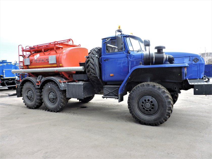 Бензовоз урал