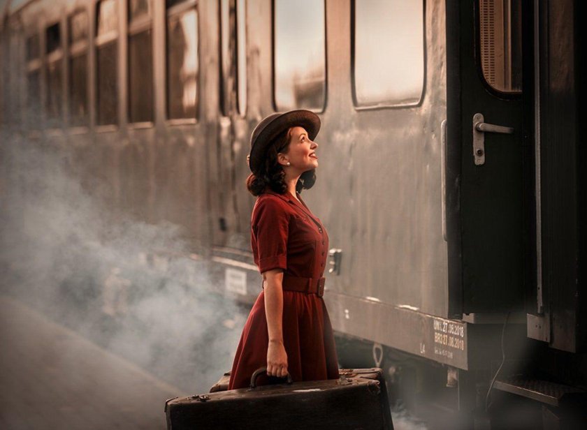 Девушка на вокзале с чемоданом