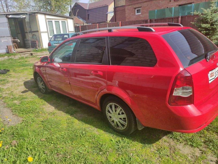 Лачетти красный в поле