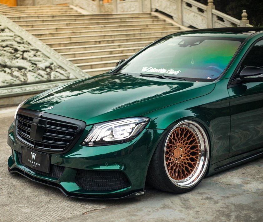 Зеленый 212 Мерседес АМГ