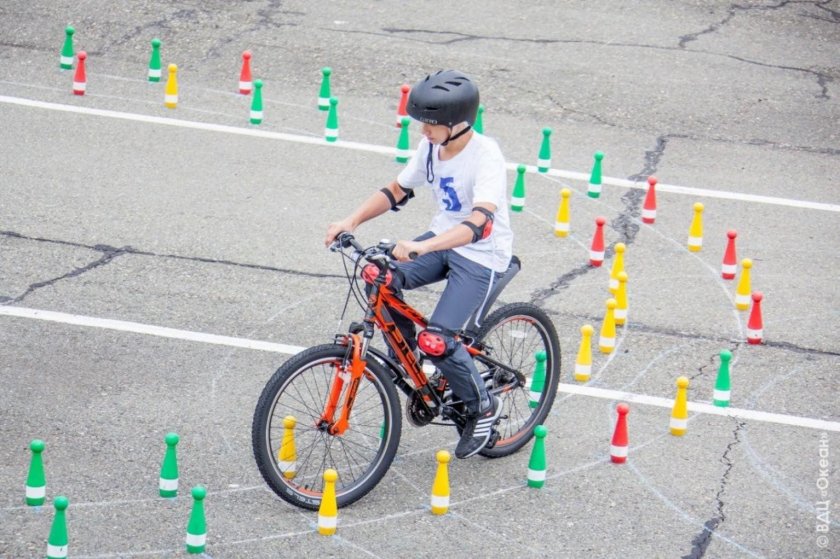 Фигурное вождение велосипеда