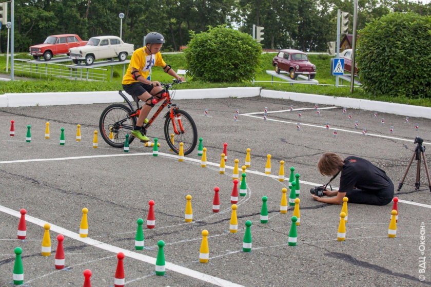 Фигурное вождение велосипеда
