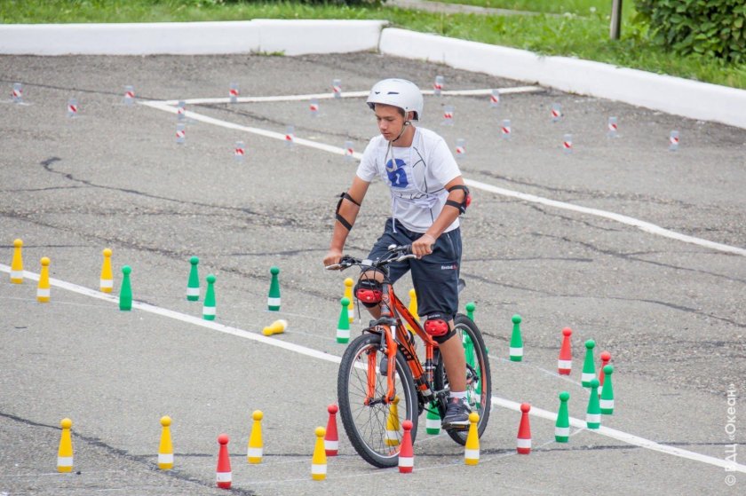 Фигурное вождение велосипеда