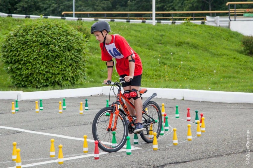 Фигурное вождение велосипеда безопасное колесо