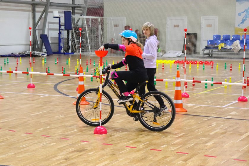 Фигурное вождение велосипеда