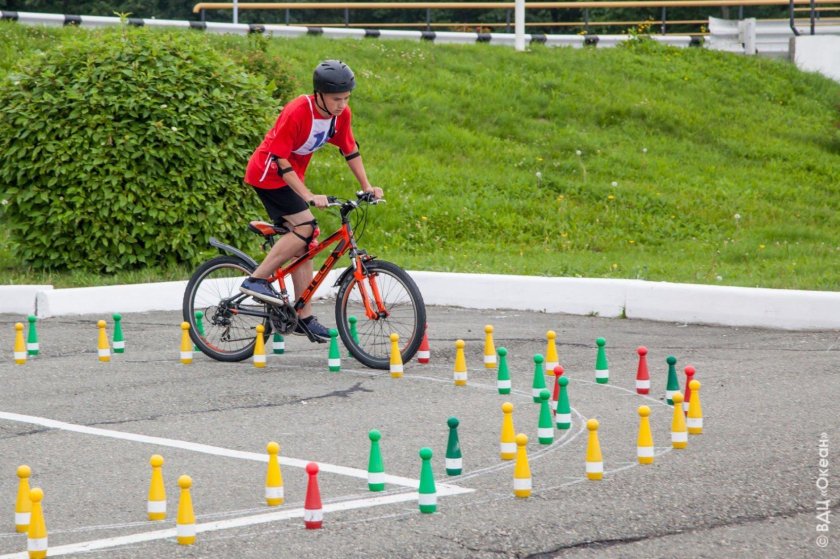 Фигурное вождение велосипеда