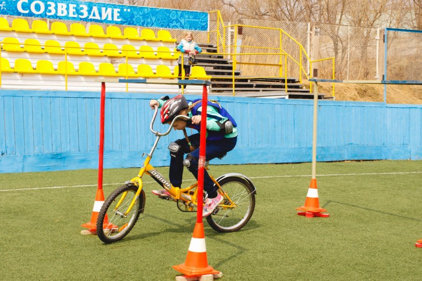 Безопасное колесо фигурное вождение велосипеда препятствия